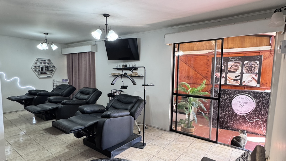 Interior del salón de belleza Fuzion Studio
