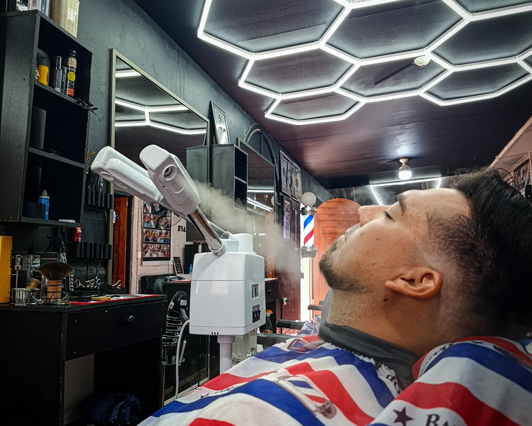 Servicio de barba con vapor en la barbería Fuzion Studio